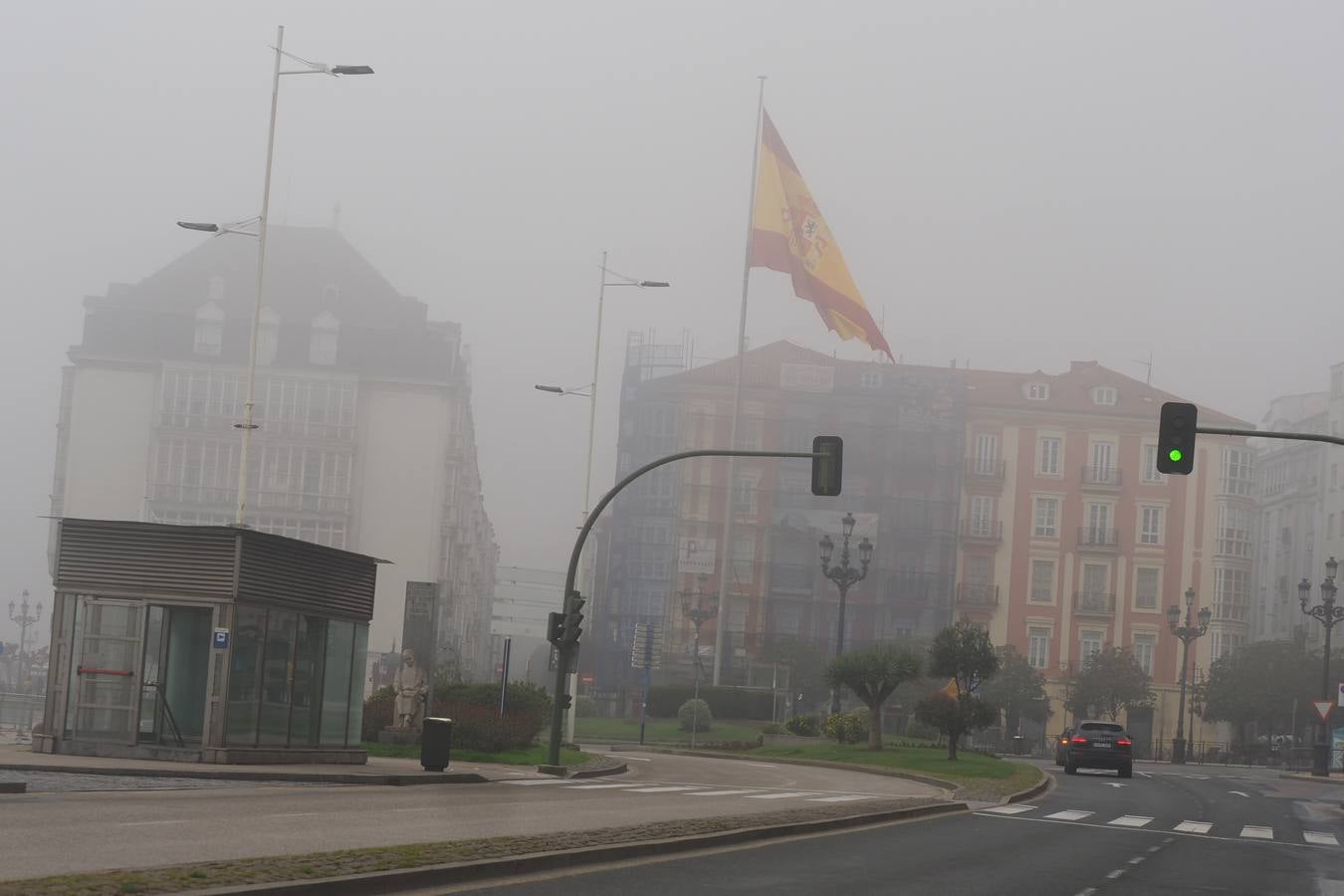 Fotos: Un paseo fantasmagórico por Santander bajo la niebla