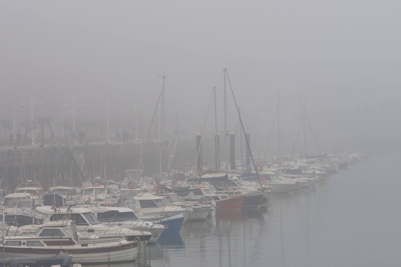 Fotos: Un paseo fantasmagórico por Santander bajo la niebla