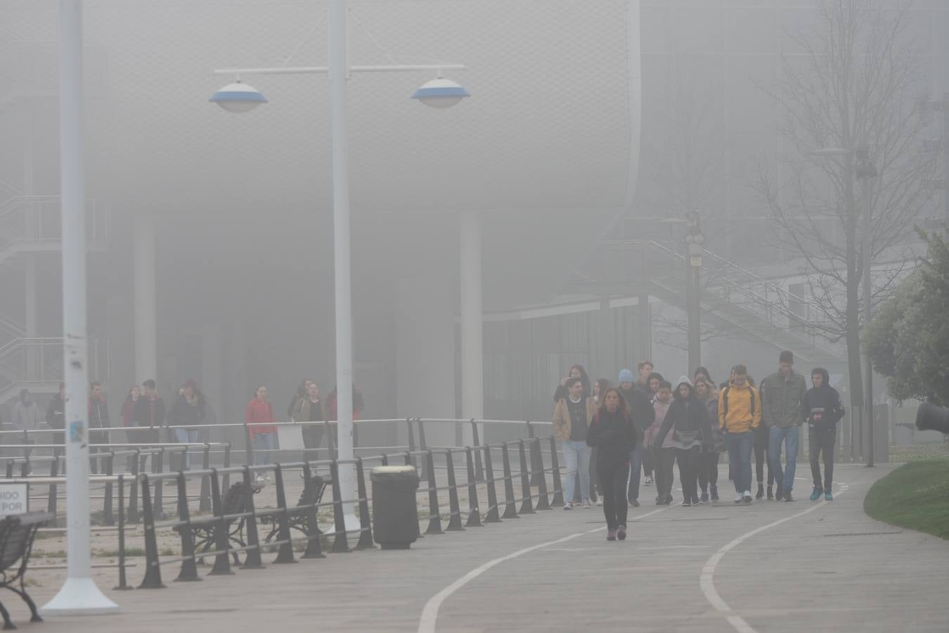 Fotos: Un paseo fantasmagórico por Santander bajo la niebla