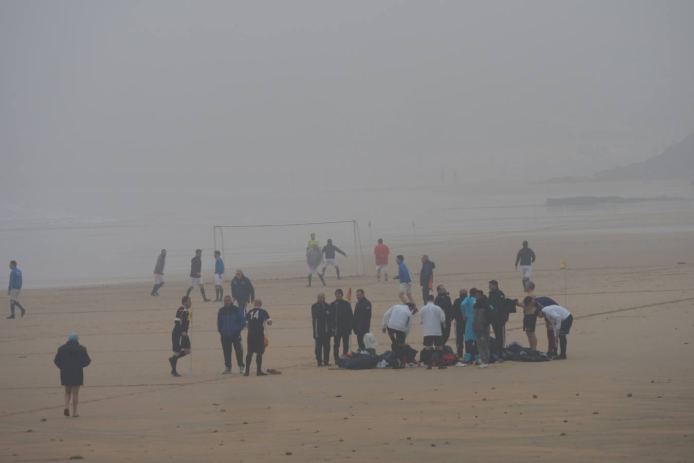 Fotos: Un paseo fantasmagórico por Santander bajo la niebla