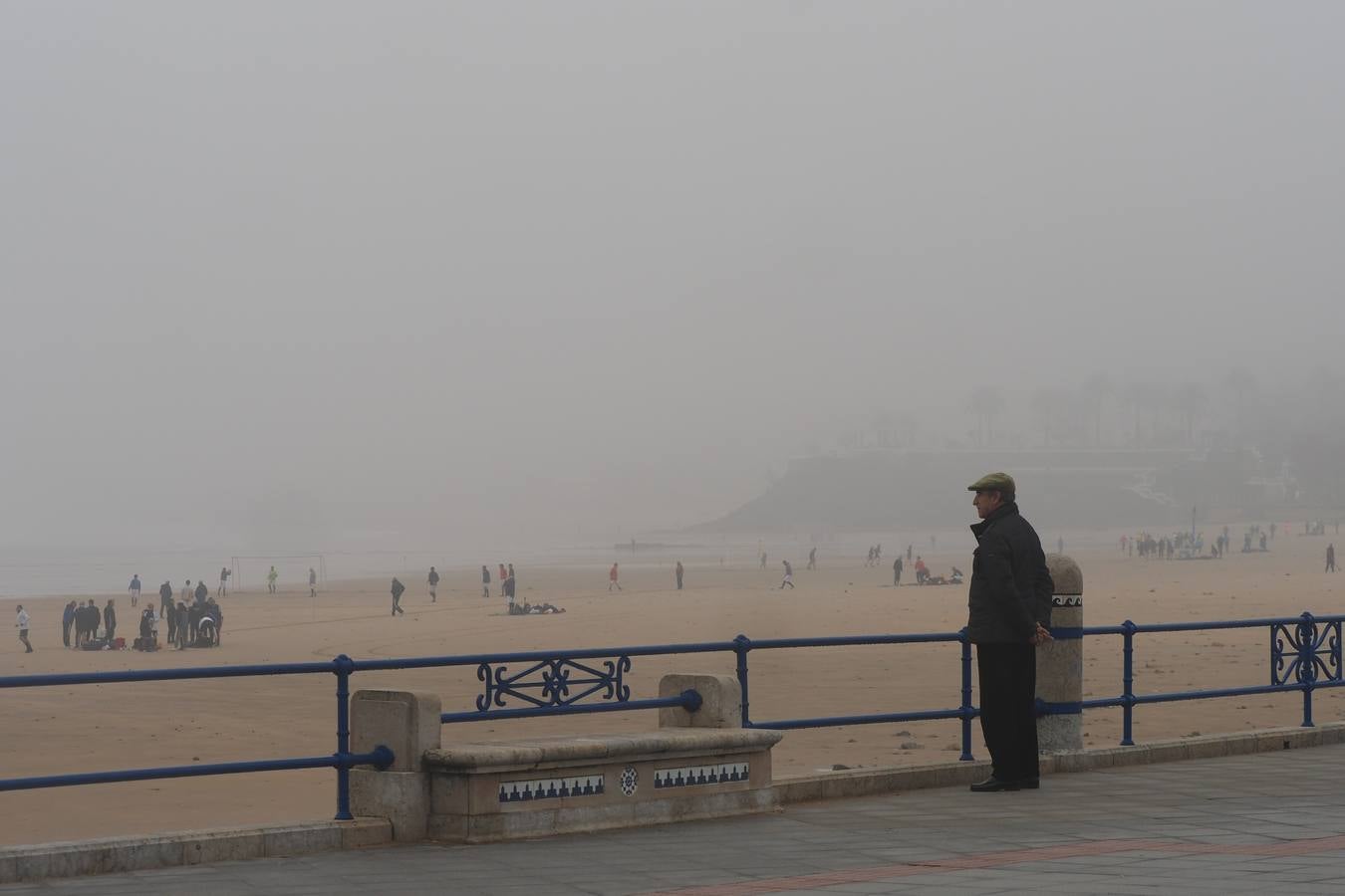 Fotos: Un paseo fantasmagórico por Santander bajo la niebla