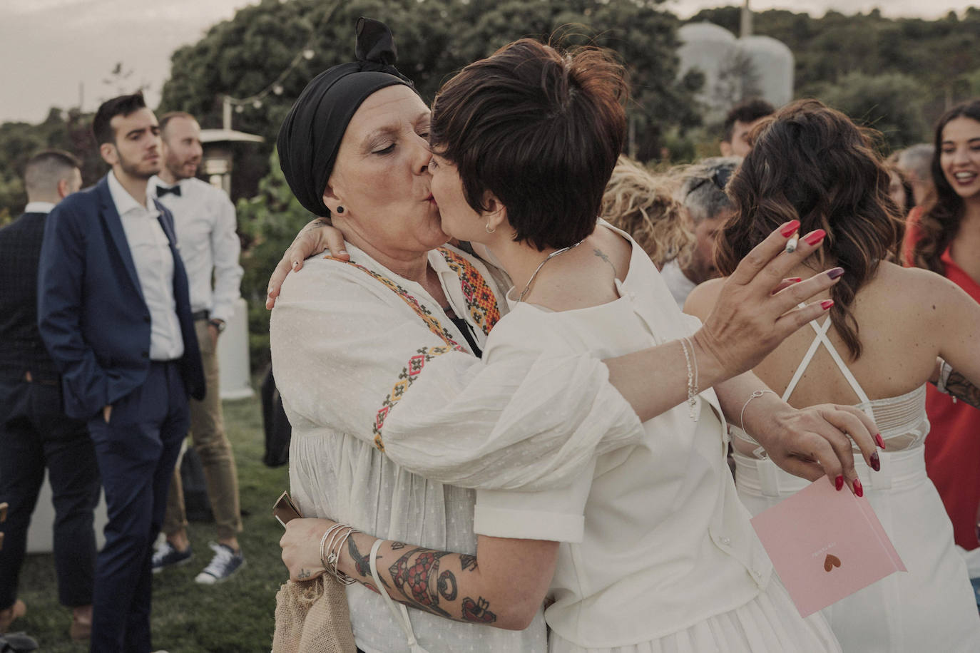 Estas dos jóvenes de 33 y 32 años se casaron el pasado mes de junio, menos de dos años después de conocerse. A las tres semanas se fueron a vivir juntas, la pedida de mano llegó a los tres meses y este verano sellaron su amor con un «sí y mil veces sí» en una ceremonia íntima y muy emotiva en Madrid.