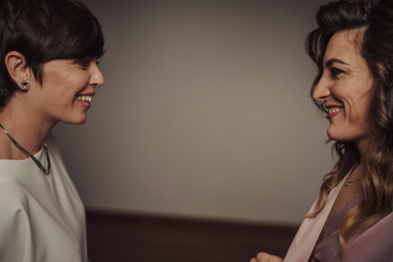 Estas dos jóvenes de 33 y 32 años se casaron el pasado mes de junio, menos de dos años después de conocerse. A las tres semanas se fueron a vivir juntas, la pedida de mano llegó a los tres meses y este verano sellaron su amor con un «sí y mil veces sí» en una ceremonia íntima y muy emotiva en Madrid.