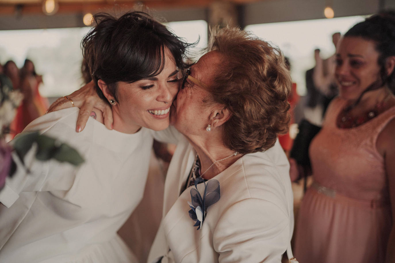 Estas dos jóvenes de 33 y 32 años se casaron el pasado mes de junio, menos de dos años después de conocerse. A las tres semanas se fueron a vivir juntas, la pedida de mano llegó a los tres meses y este verano sellaron su amor con un «sí y mil veces sí» en una ceremonia íntima y muy emotiva en Madrid.