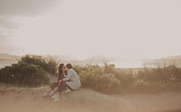 Imagen de la preboda que celebraron en las playas de Castro y Laredo.