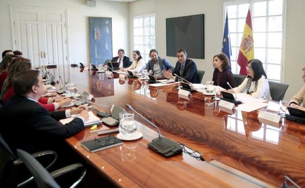 Los ministros junto al presidente del Gobierno en la reunión en La Moncloa.