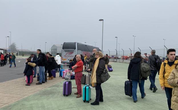 Caos en el Seve Ballesteros por la niebla, con cinco vuelos y más de un millar de pasajeros afectados 