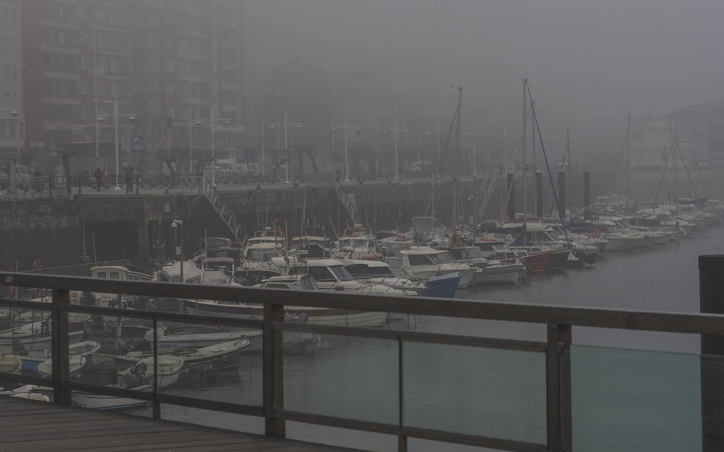 Fotos: Una densa niebla cubre Santander