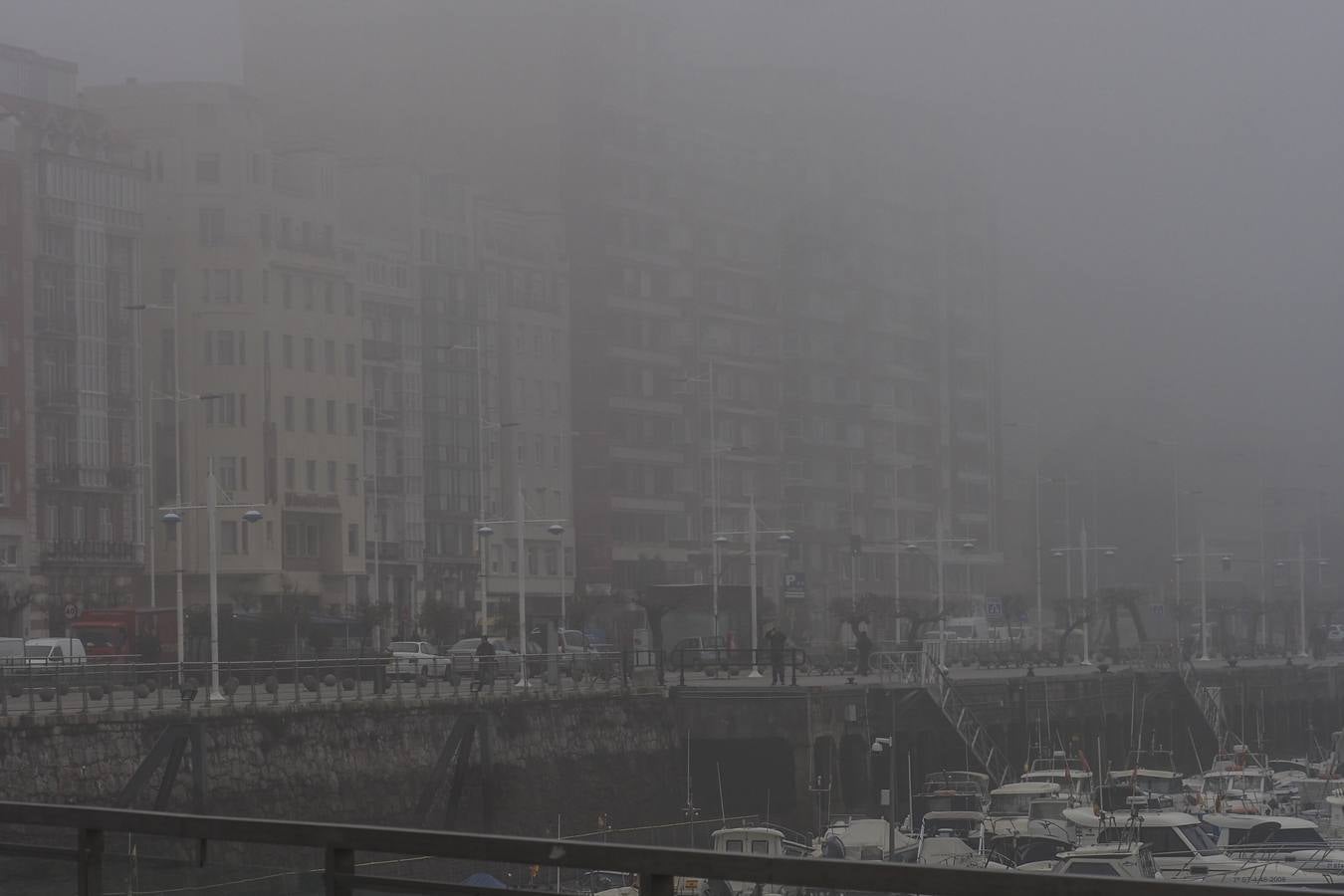 Fotos: Una densa niebla cubre Santander