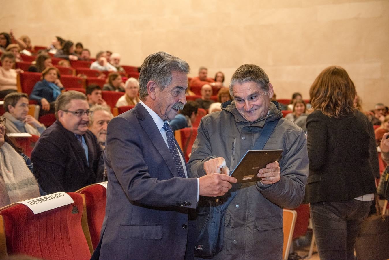 El Palacio de Festivales de Santander acogió la 37ª Edición del Festival de Ampros con diferentes actuaciones basadas en la inclusión, en las que las personas con discapacidad y sin discapacidad compartieron escenario.En el festival participaron más de 100 personas con discapacidad intelectual, usuarias de los centros Ampros, que han ensayado las actuaciones durante los últimos tres meses junto a monitores, voluntarios y colaboradores.En el transcurso del evento se hizo entrega del Premio Capaces Ampros 2020.