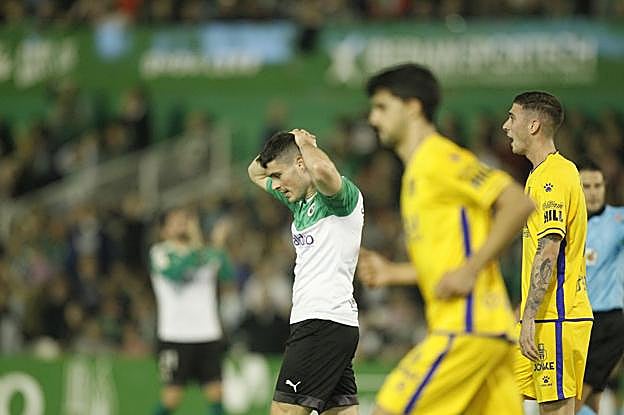 Sergio Ruiz se lamenta tras una acción durante el partido frente al Alcorcón 