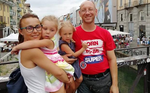 La cántabra María Expósito, junto a sus hijas y su marido, Iván Savini.