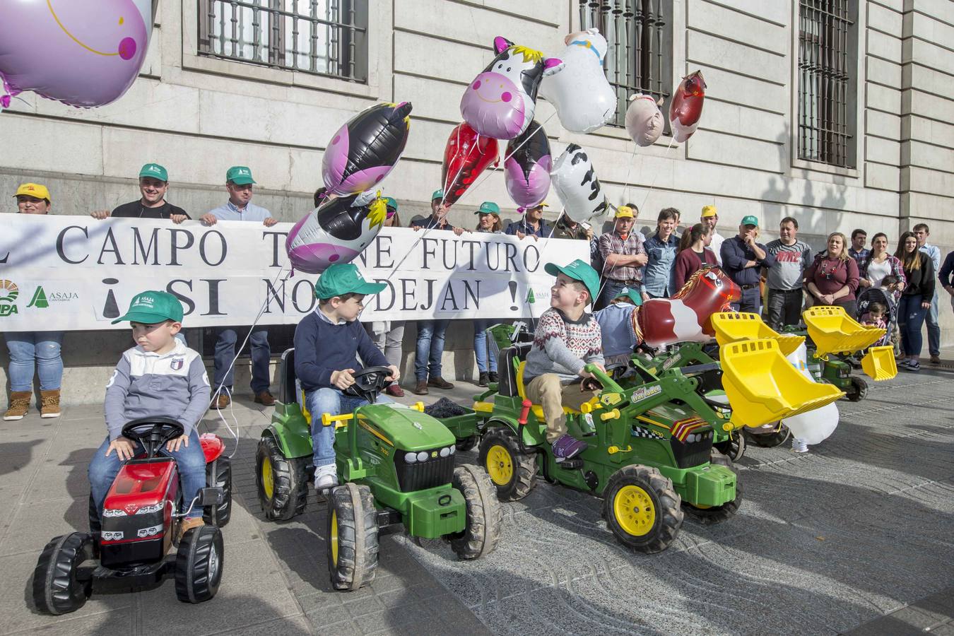 La concentración de principios de febrero de los ganaderos cántabros fue con tractores de juguete, la de este viernes será con los de verdad.