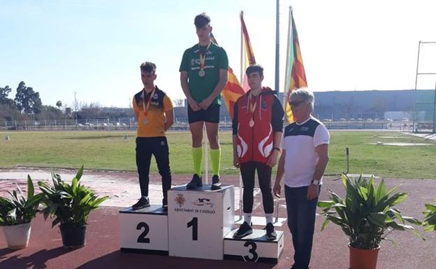 Alejandro Cruz, en el tercer escalòn del podio.