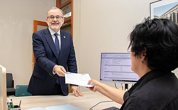 Ángel Pazos, este miércoles, presentando su candidatura en el Registro General de la UC.