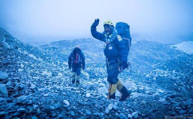 Uno de los compañeros de Txikon se despide al abandonar el campo base.