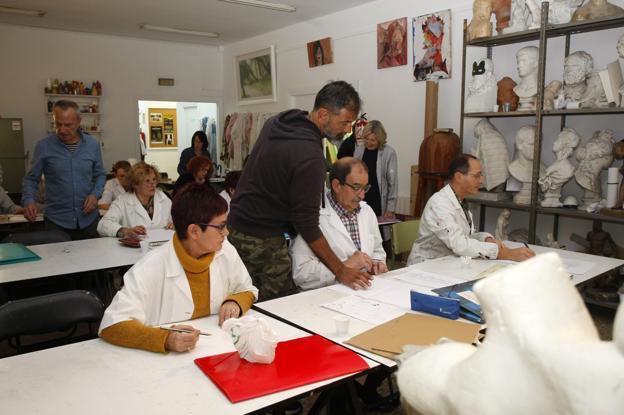 Alumnos de la Escuela de Artes Eduardo López Pisano durante una de las clases.