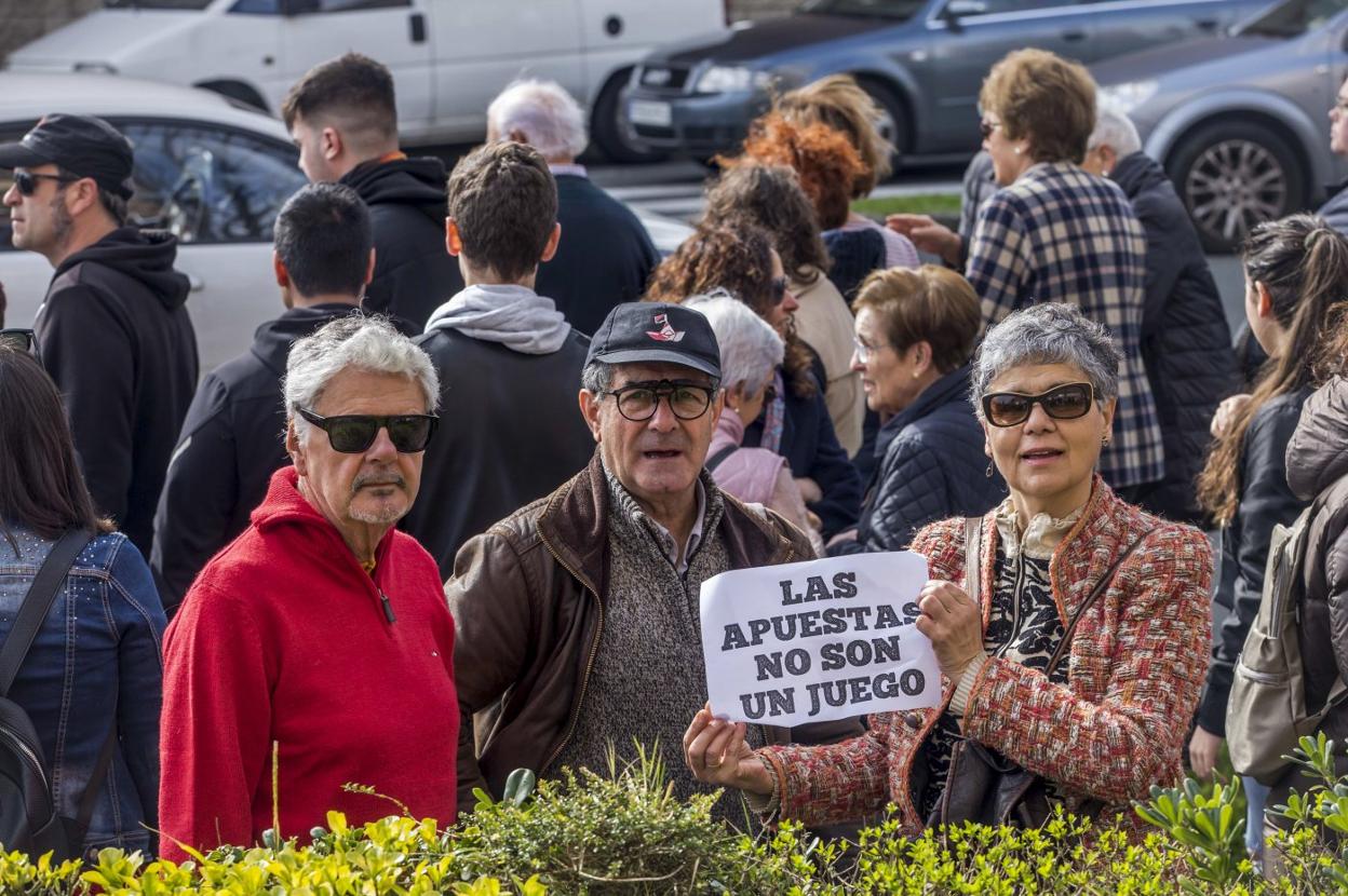 Vecinos y padres se concentraron el sábado contra la apertura de la casa de apuestas en Cazoña.