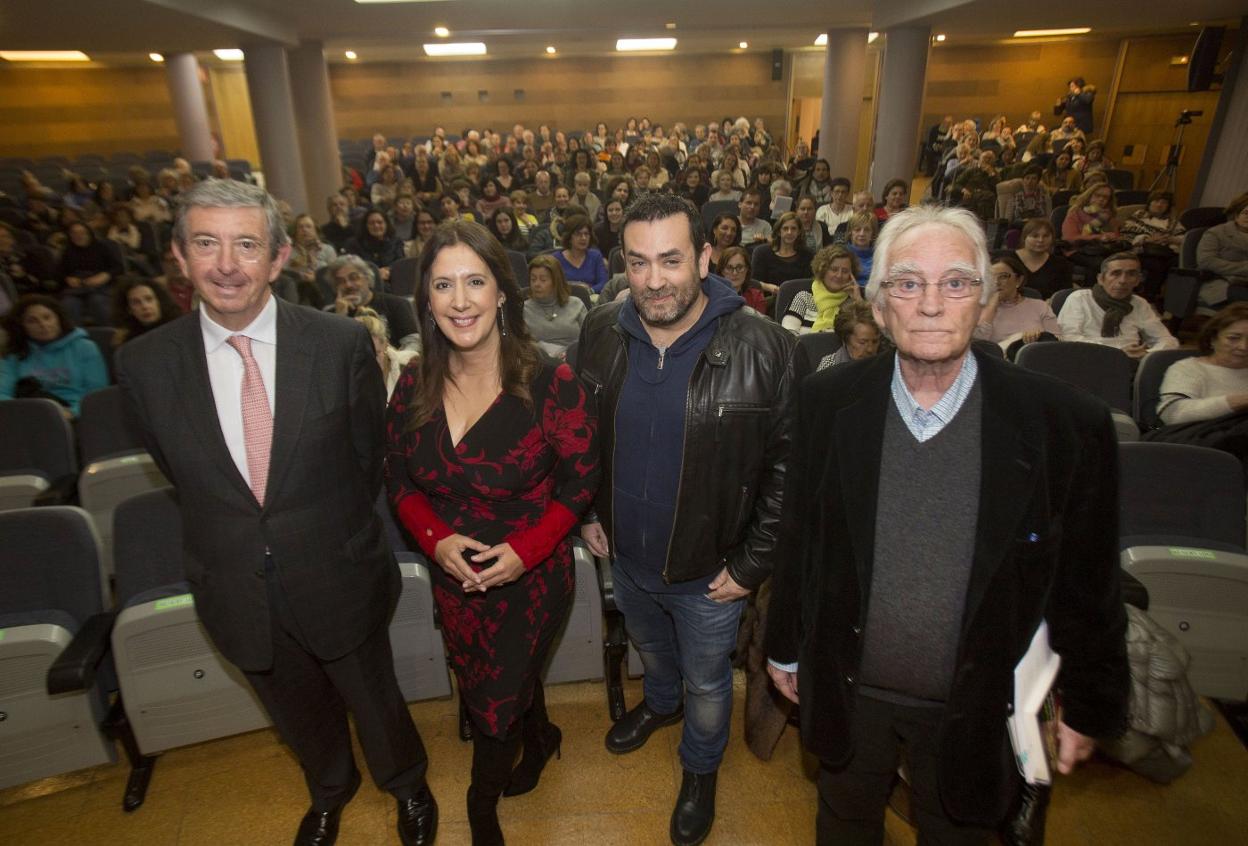 Luis Revenga, Dolores Redondo, Javier Menéndez Llamazares y Jesús Cabezón, ayer en el Aula de Cultura de El Diario.