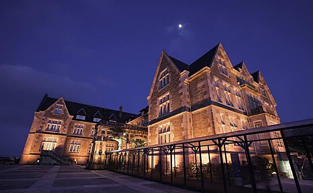 Una de las joyas de la corona del turismo santanderino, de noche