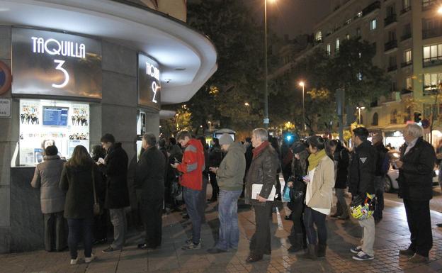 Espectadores, en la cola de una taquilla de cine.