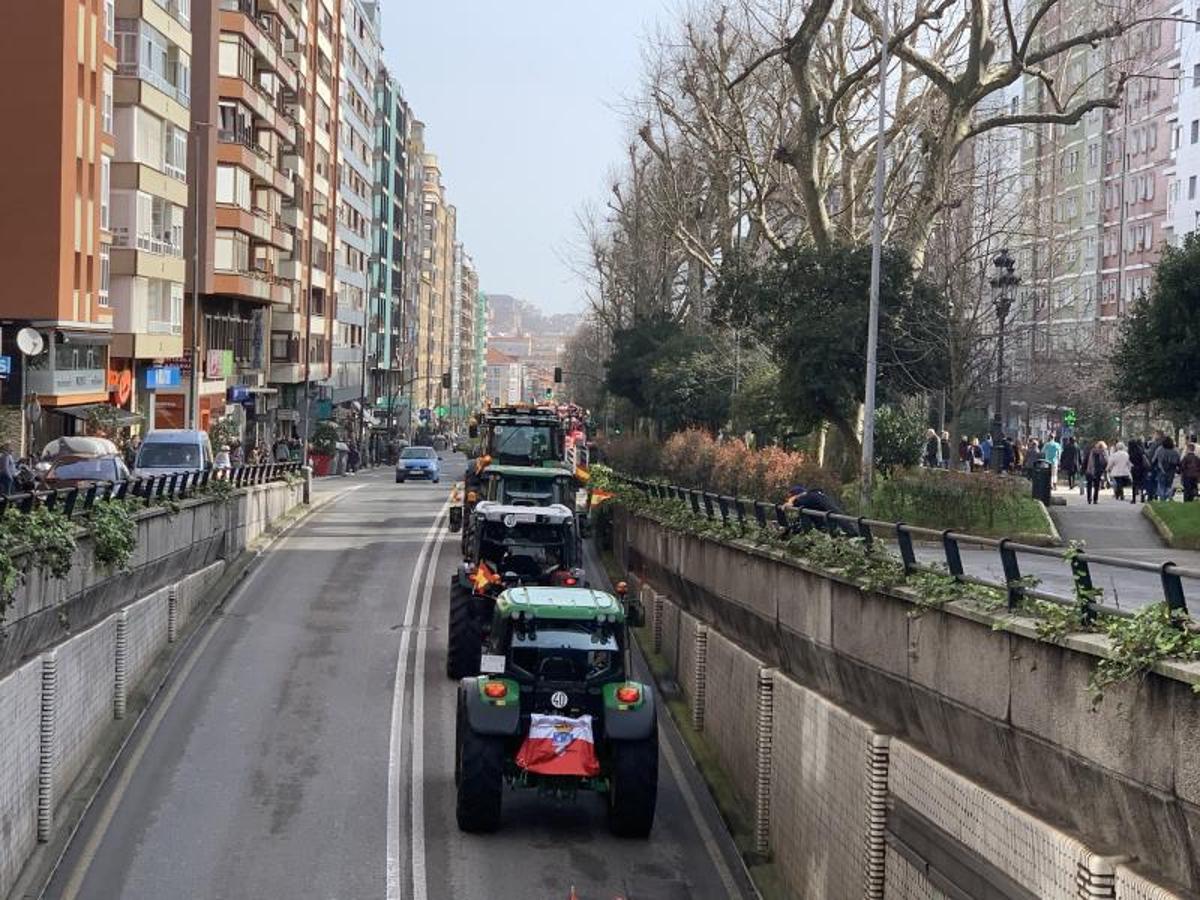 Miles de agricultores y ganaderos salen a las calles de la capital cántabra para defender «unos precios razonables» en sus productos y poder mantenerse en el sector