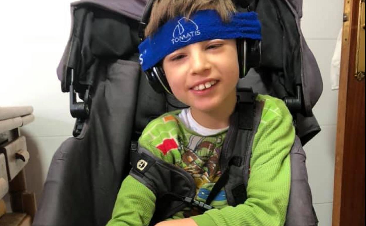 Roban la silla especial de Lucas, el niño de Santander con una lesión cerebral