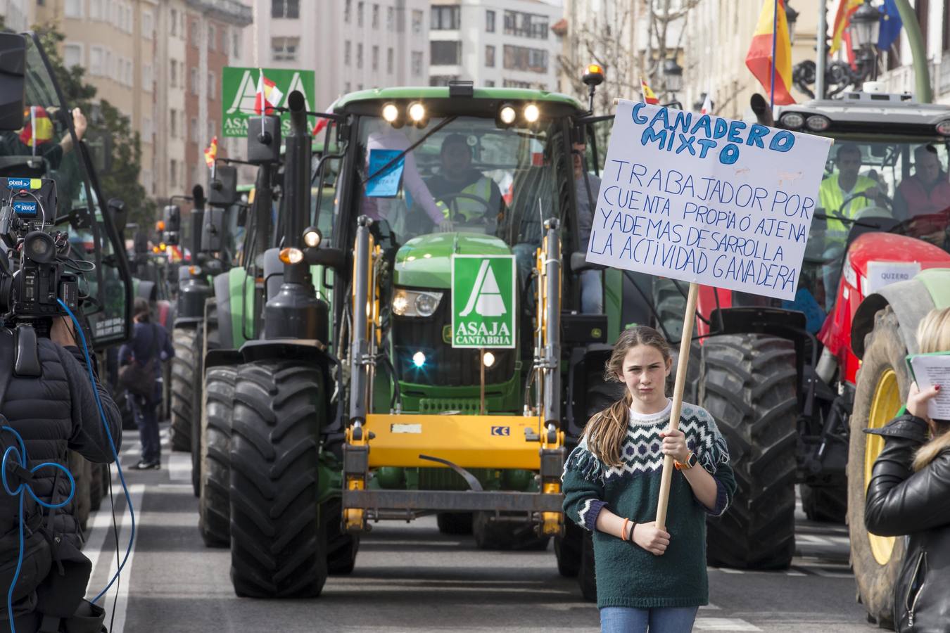 Miles de agricultores y ganaderos salen a las calles de la capital cántabra para defender «unos precios razonables» en sus productos y poder mantenerse en el sector