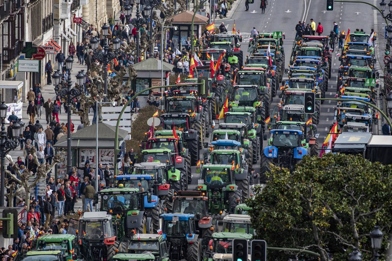 Miles de agricultores y ganaderos salen a las calles de la capital cántabra para defender «unos precios razonables» en sus productos y poder mantenerse en el sector