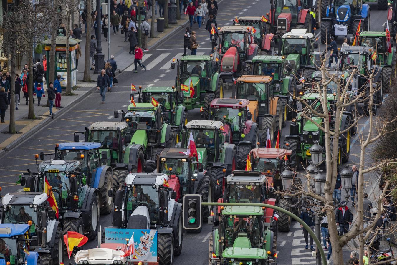 Miles de agricultores y ganaderos salen a las calles de la capital cántabra para defender «unos precios razonables» en sus productos y poder mantenerse en el sector