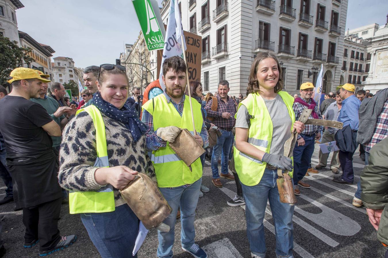 Miles de agricultores y ganaderos salen a las calles de la capital cántabra para defender «unos precios razonables» en sus productos y poder mantenerse en el sector