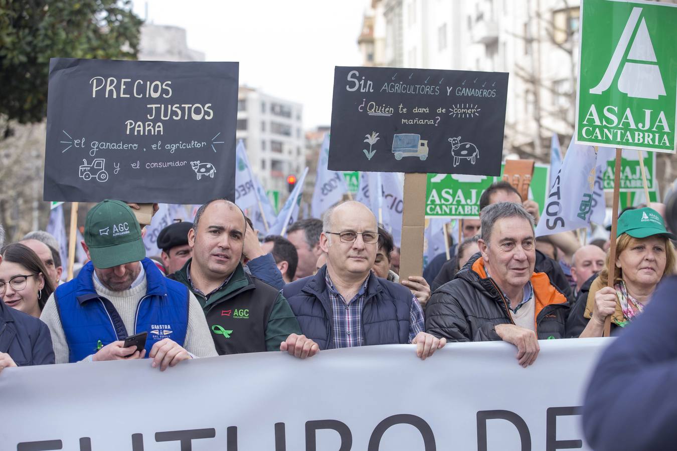 Miles de agricultores y ganaderos salen a las calles de la capital cántabra para defender «unos precios razonables» en sus productos y poder mantenerse en el sector