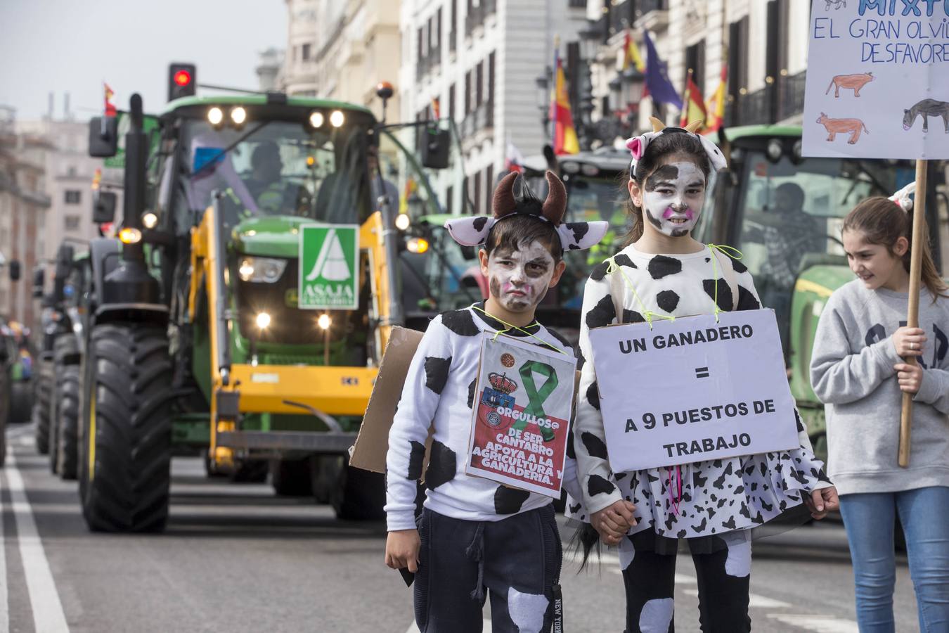 Miles de agricultores y ganaderos salen a las calles de la capital cántabra para defender «unos precios razonables» en sus productos y poder mantenerse en el sector