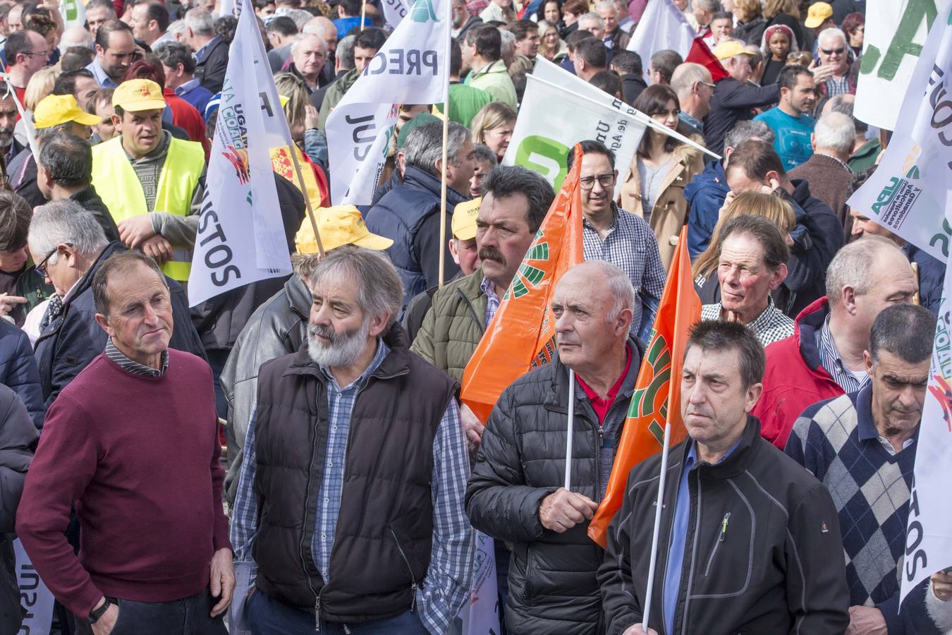 Miles de agricultores y ganaderos salen a las calles de la capital cántabra para defender «unos precios razonables» en sus productos y poder mantenerse en el sector