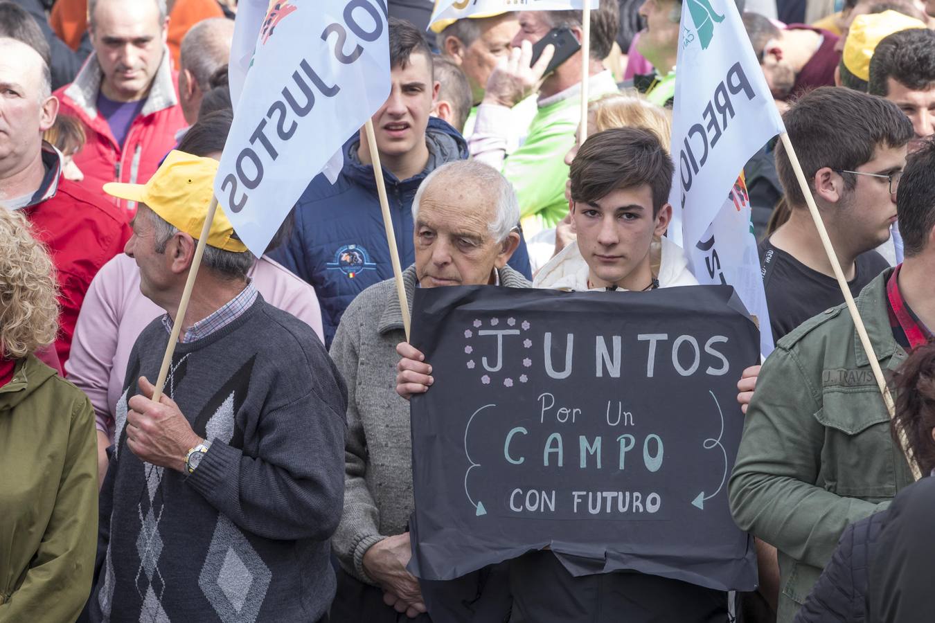 Miles de agricultores y ganaderos salen a las calles de la capital cántabra para defender «unos precios razonables» en sus productos y poder mantenerse en el sector