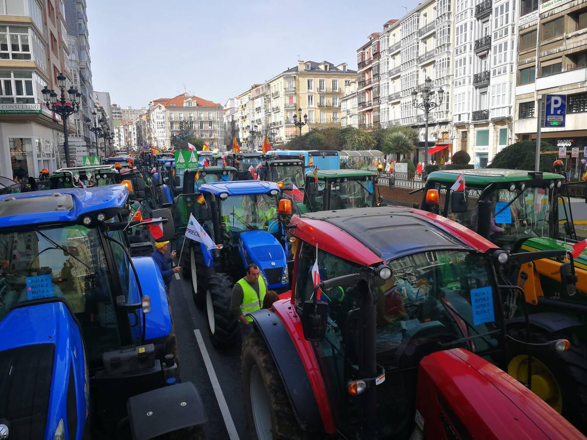 Miles de agricultores y ganaderos salen a las calles de la capital cántabra para defender «unos precios razonables» en sus productos y poder mantenerse en el sector