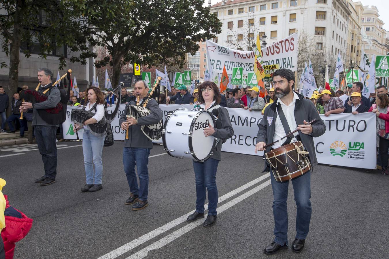 Miles de agricultores y ganaderos salen a las calles de la capital cántabra para defender «unos precios razonables» en sus productos y poder mantenerse en el sector