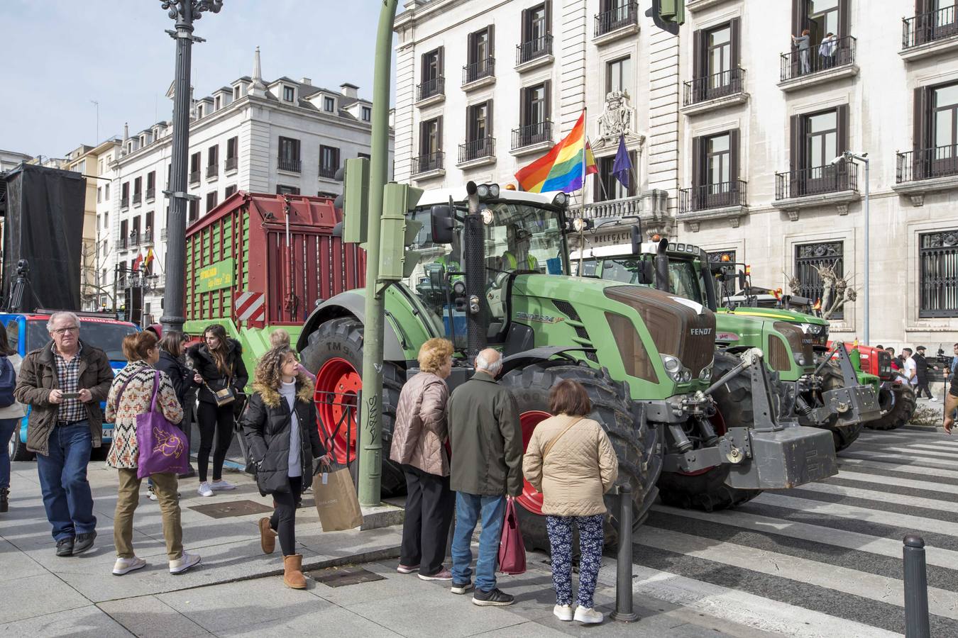 Miles de agricultores y ganaderos salen a las calles de la capital cántabra para defender «unos precios razonables» en sus productos y poder mantenerse en el sector