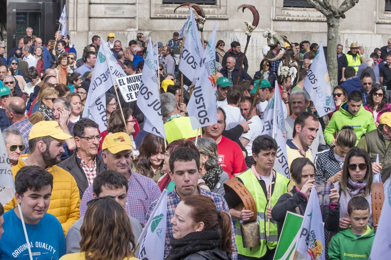 Miles de agricultores y ganaderos salen a las calles de la capital cántabra para defender «unos precios razonables» en sus productos y poder mantenerse en el sector