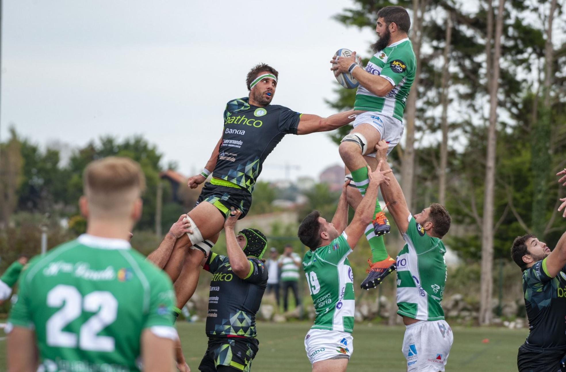 Juan Cruz Guillemaín y Manu Mora saltan a por el balón en una touche en el encuentro de la primera vuelta en San Román. daniel pedriza