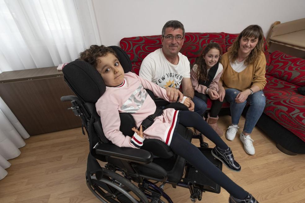 Izara, con sus padres, José Miguel y María Ángeles, y su hermana Laura, de 10 años, en su casa en Santander. 