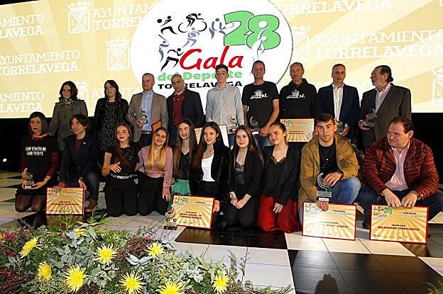 Los premiados en la Gala del Deporte de Torrelavega posan sobre el escenario del pabellón Vicente Trueba. 