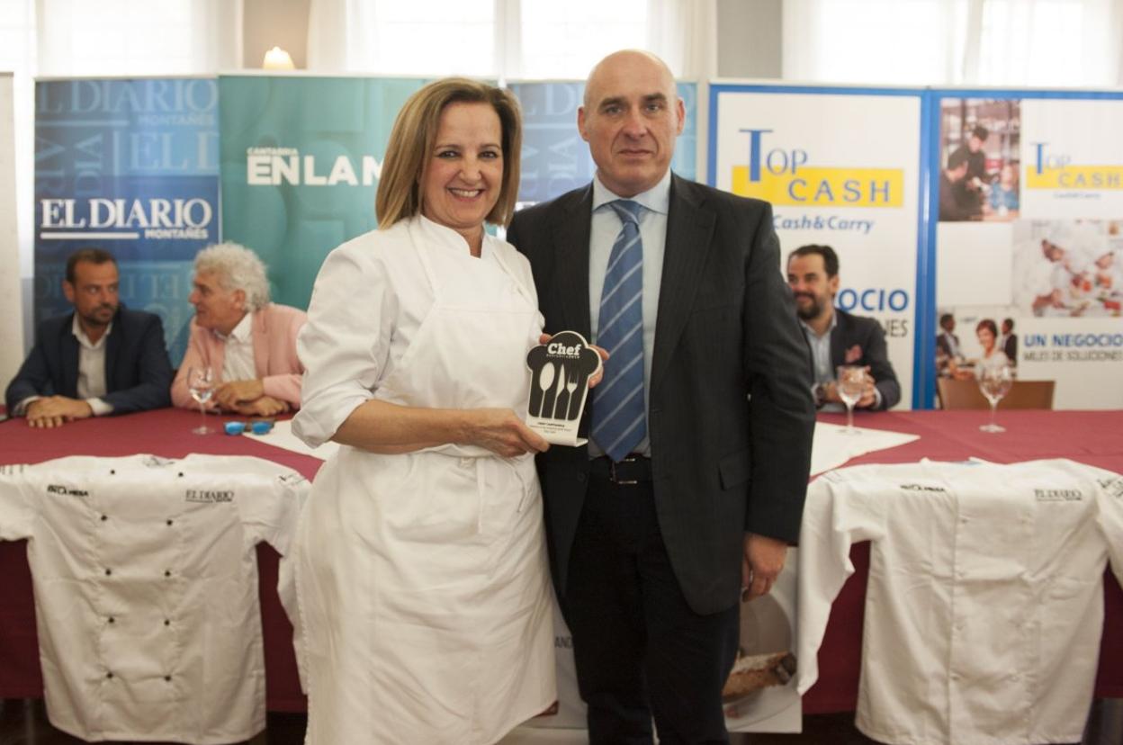 Ana María Castro, Chef Repostera 2019, recibió el premio de manos de Juan Manuel Pérez, director de Top Cash, uno de los patrocinadores oficiales del concurso.