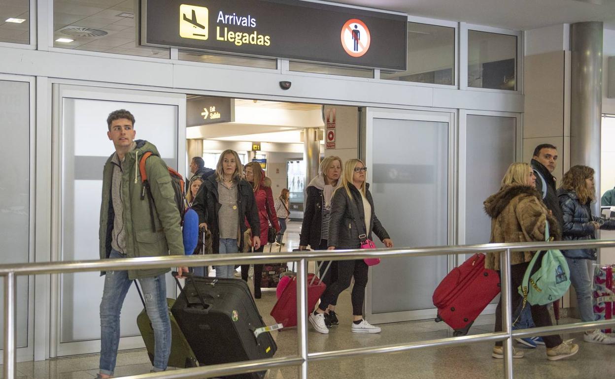 La mayoría de los viajeros que llegaron ayer al Seve de Italia lo hicieron sin mascarillas