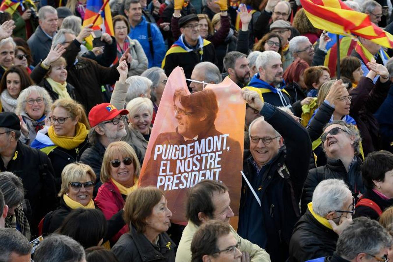 Una persona que acude al acto del político catalán muestra una pancarta en la que se puede leer: «Puigdemont, nuestro presidente».