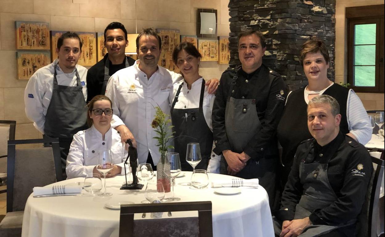 Equipo de cocina y sala. De izquierda a derecha, Lucas Guevera, Cristina Fernández, Christopher Ruelas, Ignacio Solana, Noelia Hermosilla, Roberto Mollinedo, Inma Solana y Alberto Revuelta.