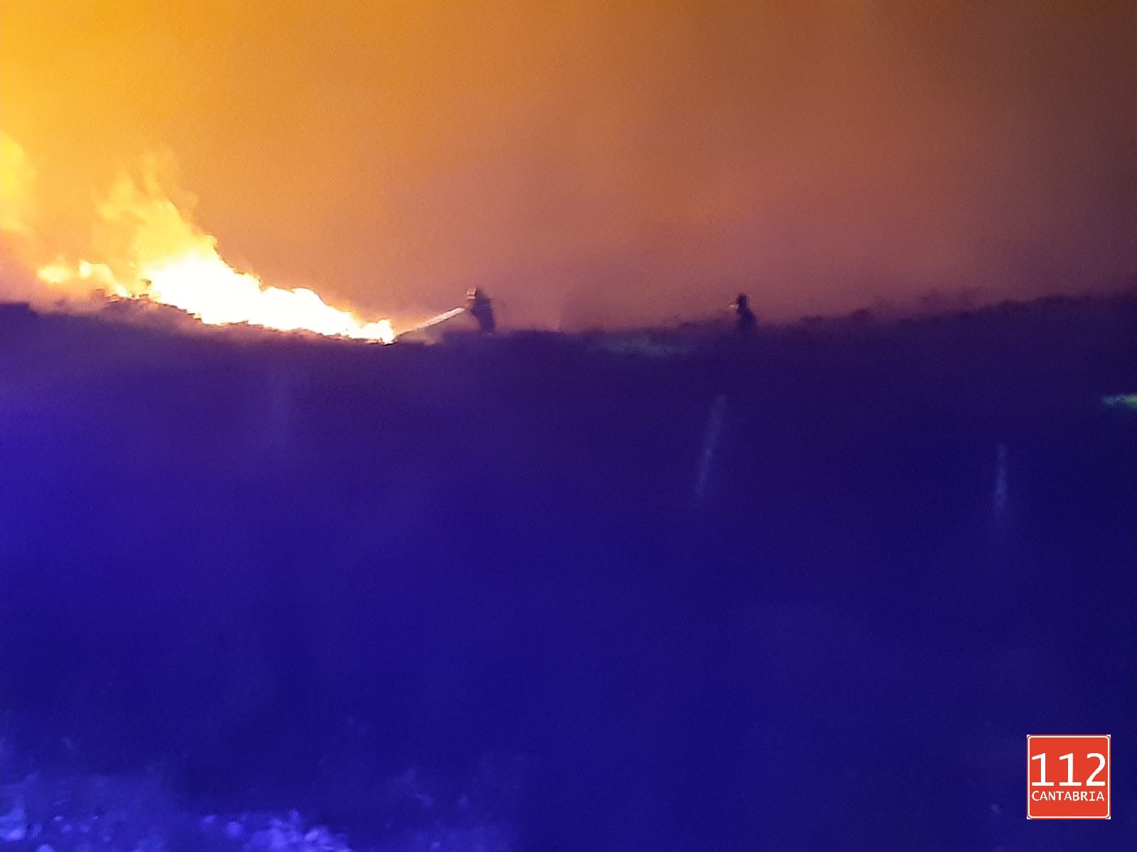 Esta madrugada, los bomberos del 112 Cantabria también han tenido que actuar por cercanía del fuego al pueblo de Suano, en CampooDeSuso, y posteriormente acudieron a un incendio de pradería en Matamorosa.