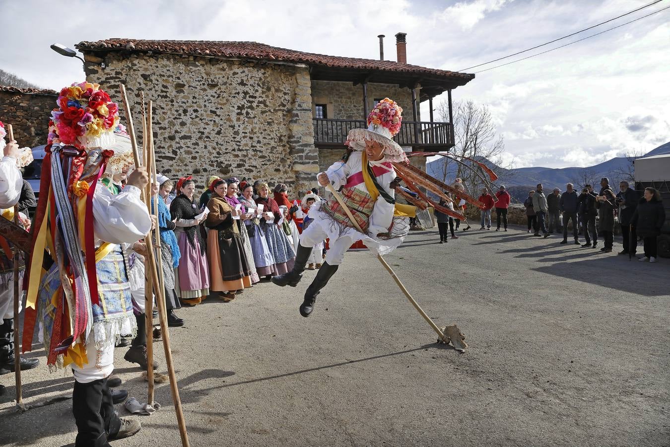 Fotos: Los zamarrones del Valle de Polaciones acuden fieles a su mascarada