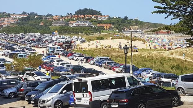 Playa de Merón, en San Vicente de la Barquera. Este arenal es el que primero reguló en Cantabria el aparcamiento por medio de una tarifa diaria. El parking es gestionado por el Ayuntamiento.