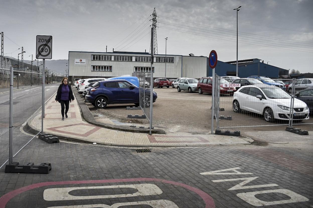 Una vista del aparcamiento situado junto a La Vidriera, en Maliaño (Camargo). . 
